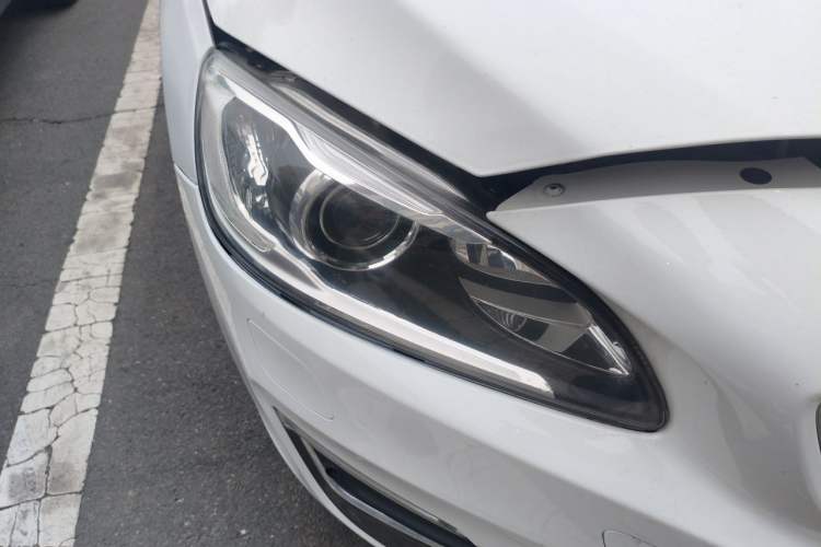 Used Volvo S60 2014 S60L 2.0T Zhiyuan Edition Right Front Headlight