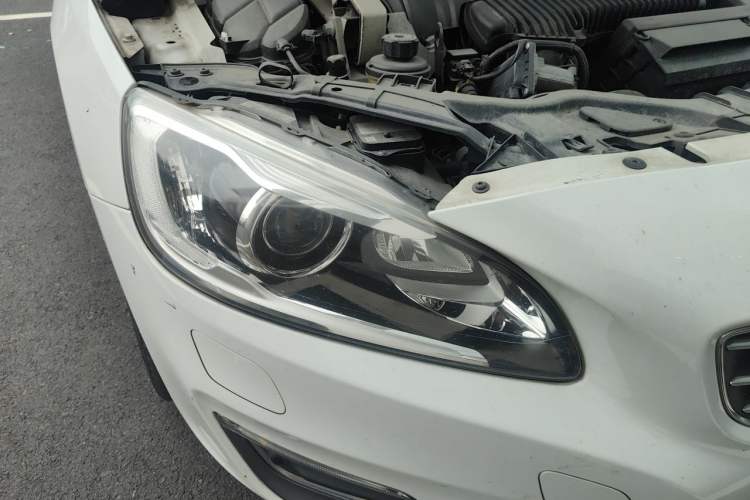Used Volvo S60 2014 S60L 2.0T Zhiyuan Edition Right Front Headlight