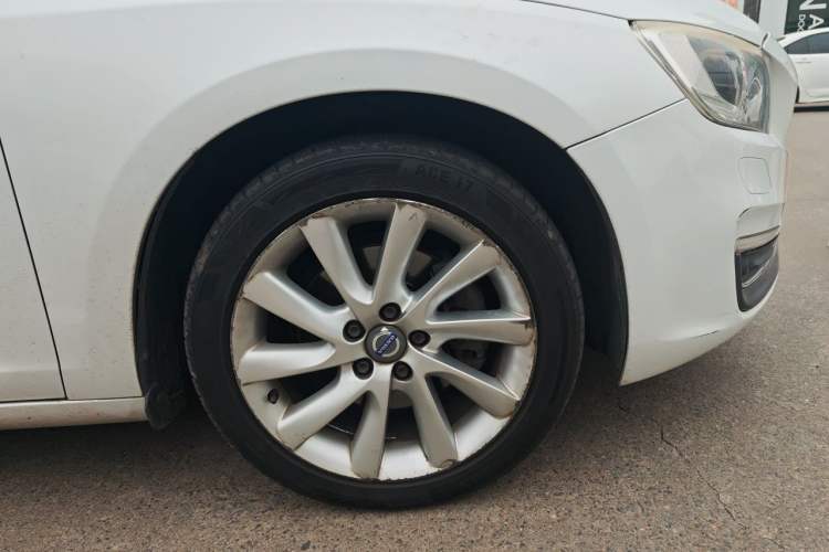 Used Volvo S60 2014 S60L 2.0T Zhiyuan Edition Right Front Wheel Hub