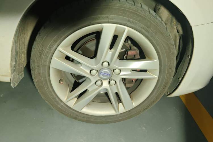 Used Volvo S60 2014 S60L 2.0T Zhiyuan Edition Right Front Wheel Hub