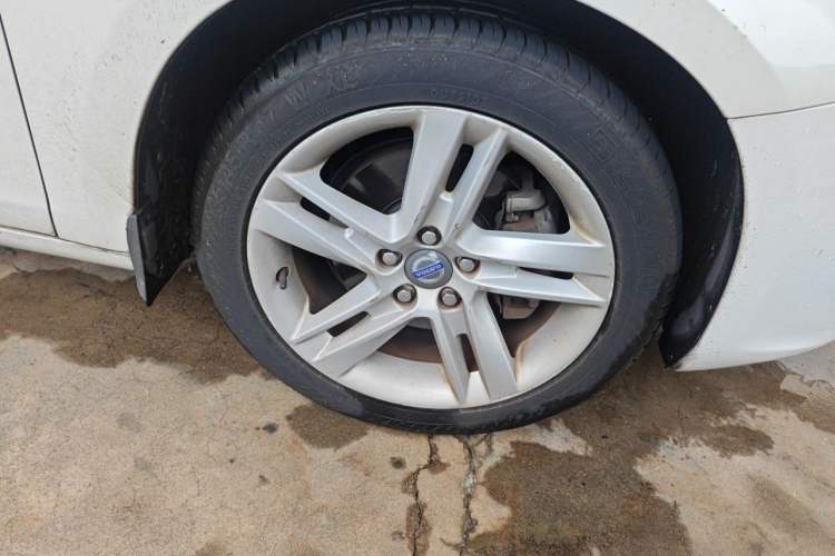 Used Volvo S60 2014 S60L T5 Intelligent Drive Edition Right Front Wheel Hub