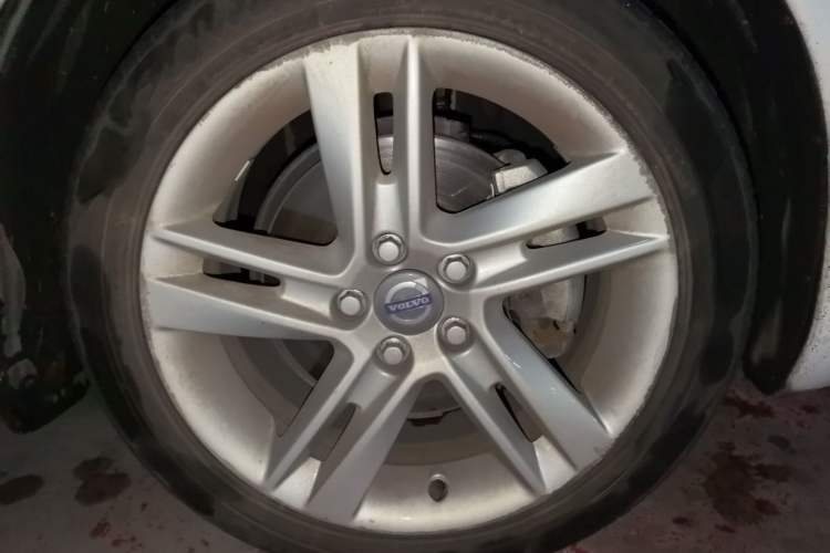 Used Volvo S60 2014 S60L T5 Intelligent Drive Edition Right Front Wheel Hub