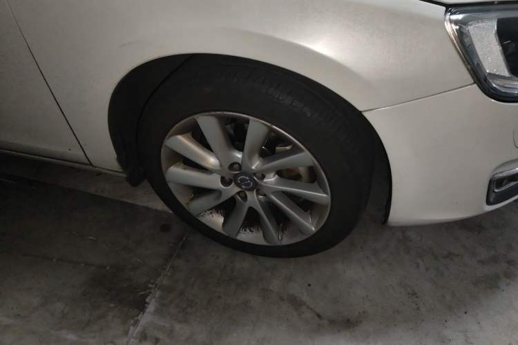Used Volvo S60 2014 S60L 2.0T Zhiyuan Edition Right Front Wheel Hub