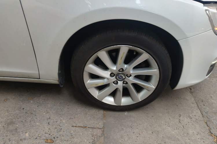 Used Volvo S60 2014 S60L 2.0T Zhiyuan Edition Right Front Wheel Hub