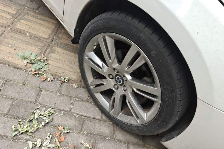 Used Volvo S60 2014 S60L T5 Intelligent Drive Edition Right Front Wheel Hub