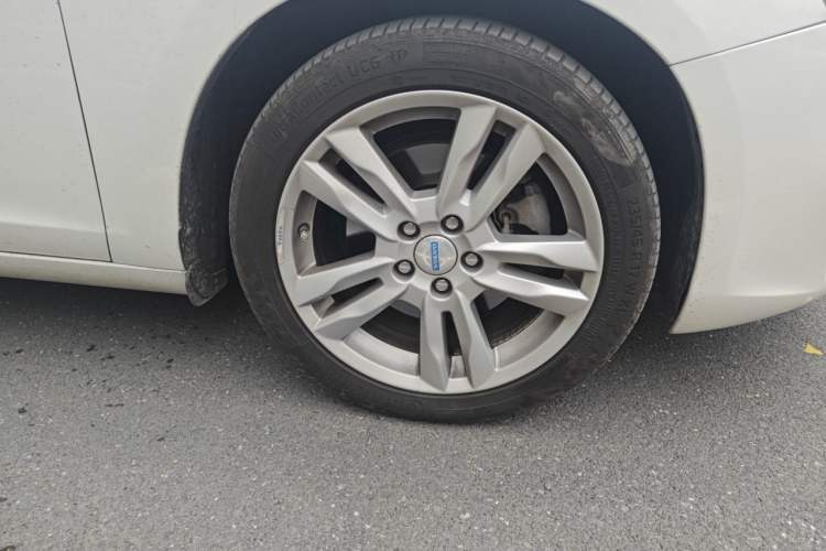 Used Volvo S60 2014 S60L 2.0T Zhiyuan Edition Right Front Wheel Hub