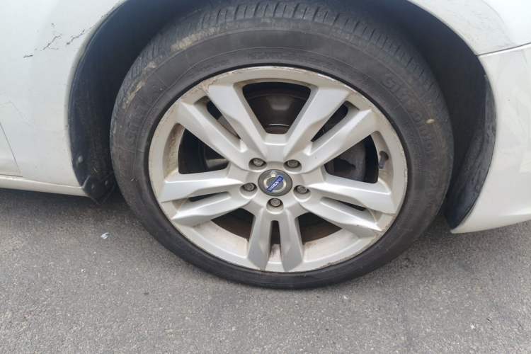 Used Volvo S60 2014 S60L 2.0T Zhiyuan Edition Right Front Wheel Hub