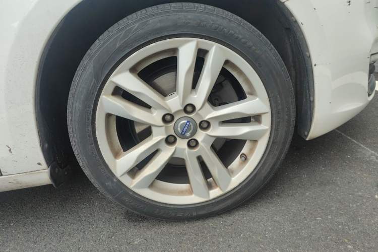 Used Volvo S60 2014 S60L 2.0T Zhiyuan Edition Right Front Wheel Hub