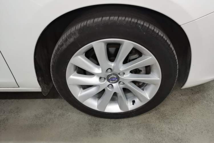Used Volvo S60 2014 S60L 2.0T Zhiyuan Edition Right Front Wheel Hub