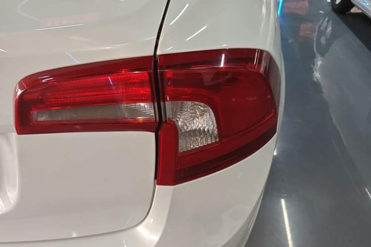 Used Volvo S60 2014 S60L 2.0T Zhiyuan Edition Right Rear Taillight