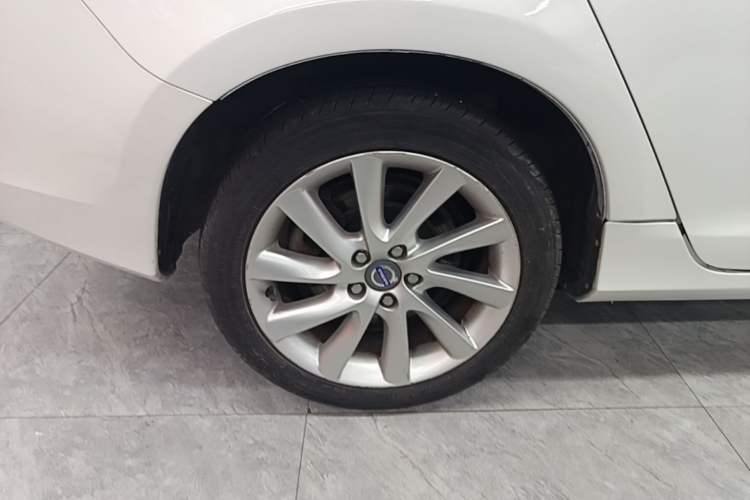 Used Volvo S60 2014 S60L 2.0T Zhiyuan Edition Right Rear Wheel Hub