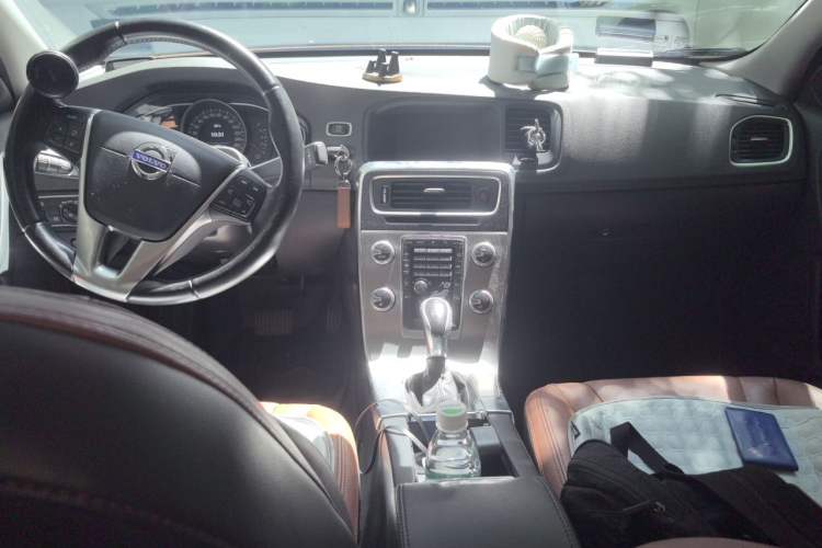 Used Volvo S60 2014 S60L 2.0T Zhiyuan Edition Center Console