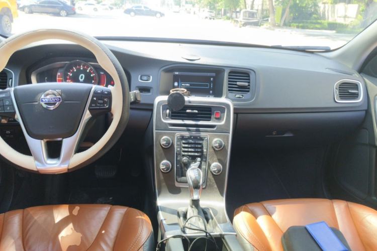 Used Volvo S60 2014 T5 Zhiya Edition Center Console