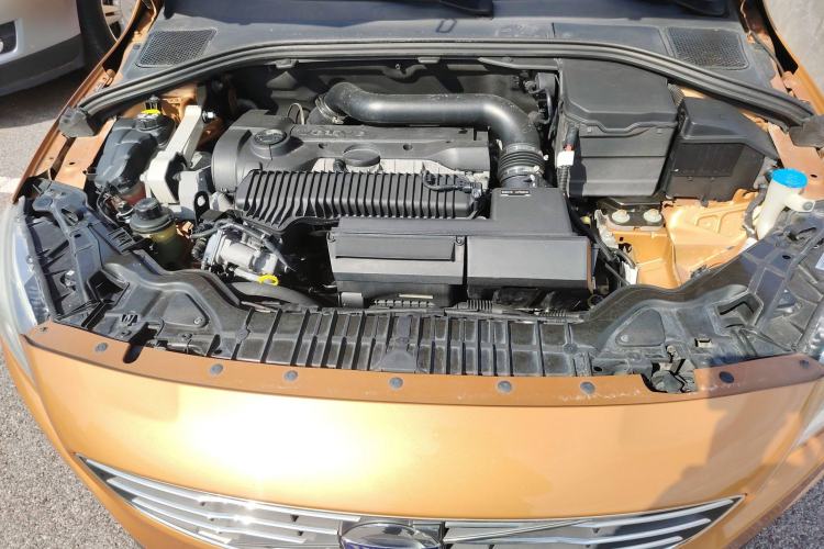 Used Volvo S60 2014 S60L 2.0T Zhiyuan Edition Engine Bay