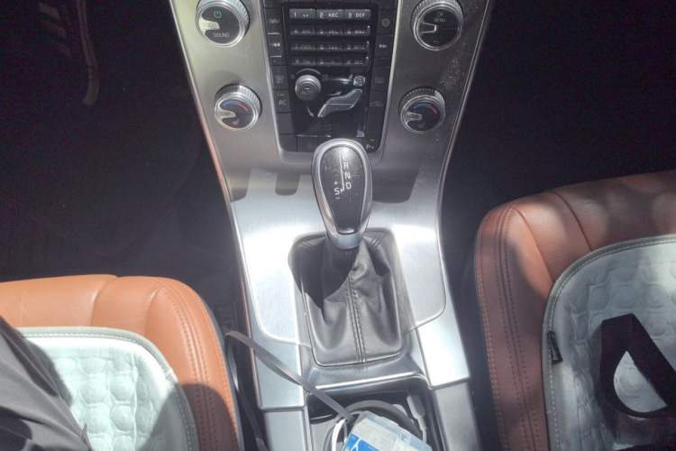 Used Volvo S60 2014 S60L 2.0T Zhiyuan Edition Gear Lever