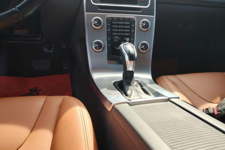 Used Volvo S60 2014 S60L 2.0T Zhiyuan Edition Gear Lever