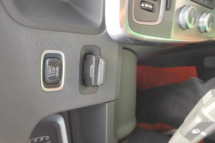 Used Volvo S60 2014 S60L 2.0T Zhiyuan Edition Interior 1
