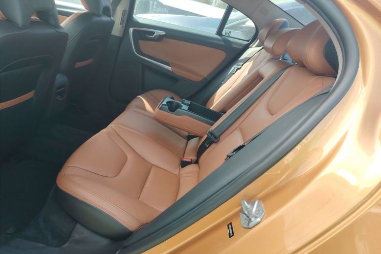 Used Volvo S60 2014 S60L 2.0T Zhiyuan Edition Interior 4
