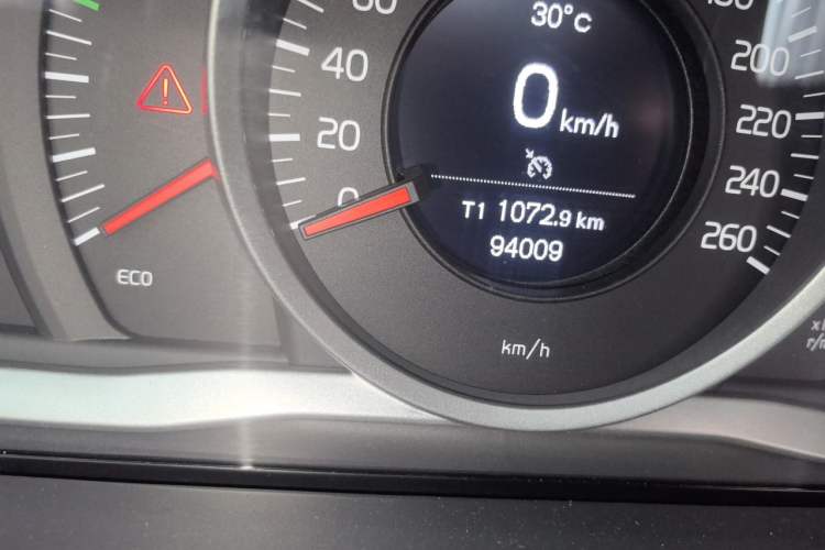 Used Volvo S60 2014 S60L 2.0T Zhiyuan Edition Odometer Close Up