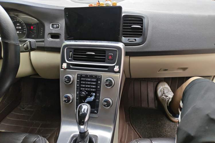Used Volvo S60 2015 S60L 2.0T Zhiyuan Edition Audio And AC Panel