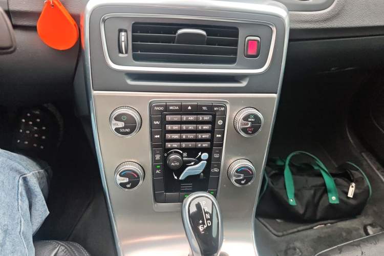 Used Volvo S60 2015 S60L 2.0T Zhiyuan Edition Audio And AC Panel