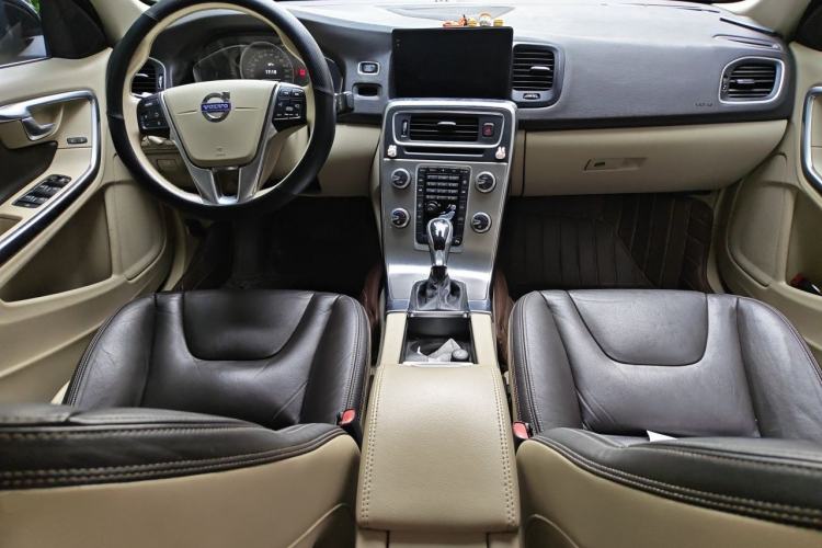 Used Volvo S60 2015 S60L 2.0T Zhiyuan Edition Center Console
