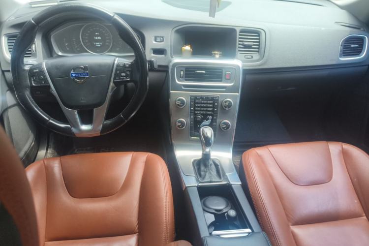 Used Volvo S60 2015 S60L 2.0T Zhiyuan Edition Center Console