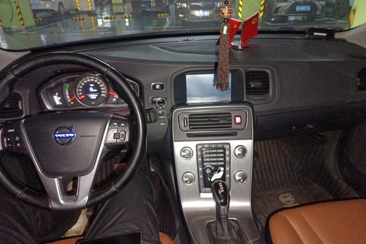 Used Volvo S60 2015 S60L 2.0T Zhiyuan Edition Center Console