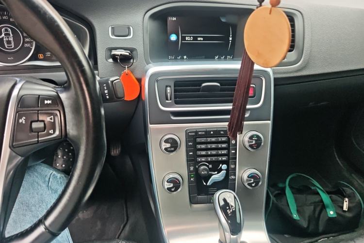 Used Volvo S60 2015 S60L 2.0T Zhiyuan Edition Center Console