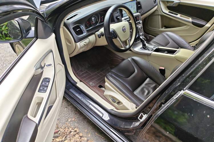 Used Volvo S60 2015 S60L 2.0T Zhiyuan Edition Driver Seat
