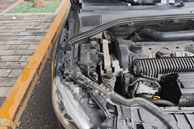 Used Volvo S60 2015 S60L 2.0T Zhiyuan Edition Engine Bay Right