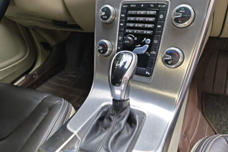 Used Volvo S60 2015 S60L 2.0T Zhiyuan Edition Gear Lever