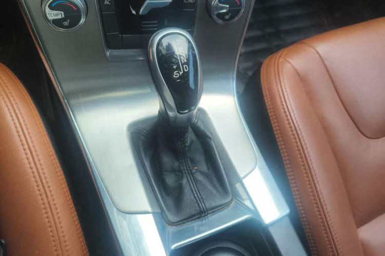 Used Volvo S60 2015 S60L 2.0T Zhiyuan Edition Gear Lever