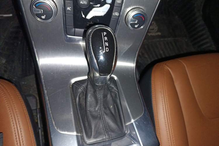Used Volvo S60 2015 S60L 2.0T Zhiyuan Edition Gear Lever