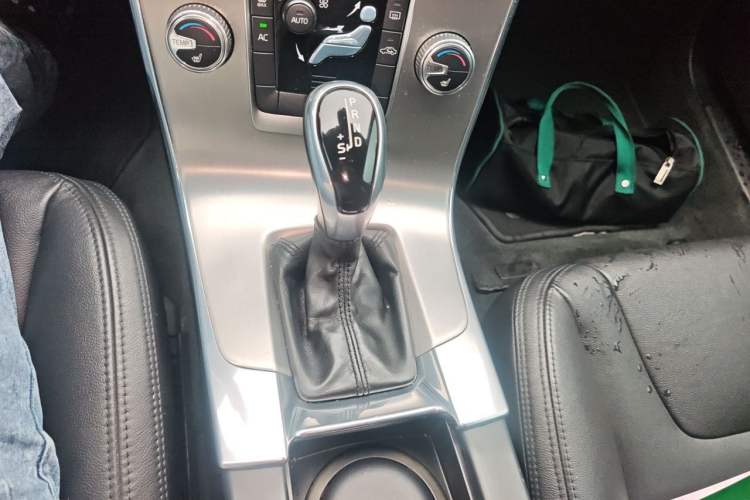 Used Volvo S60 2015 S60L 2.0T Zhiyuan Edition Gear Lever