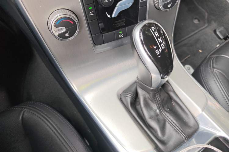 Used Volvo S60 2015 S60L 2.0T Zhiyuan Edition Gear Lever