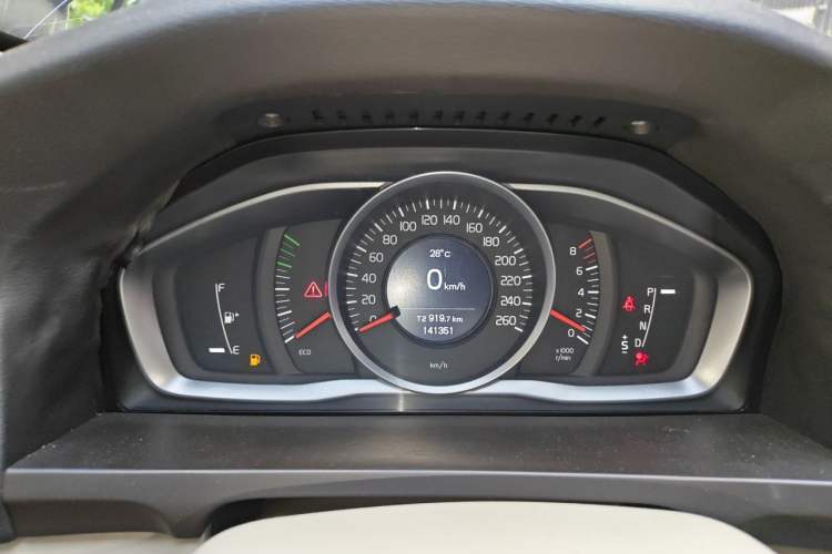 Used Volvo S60 2015 S60L 2.0T Zhiyuan Edition Instrument Cluster