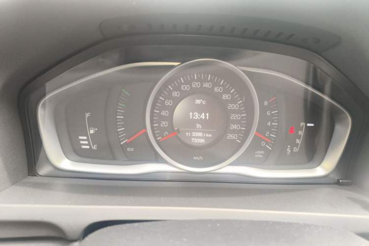 Used Volvo S60 2015 S60L 2.0T Zhiyuan Edition Instrument Cluster