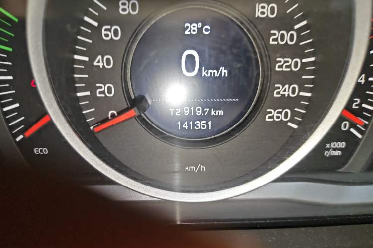 Used Volvo S60 2015 S60L 2.0T Zhiyuan Edition Odometer Close Up