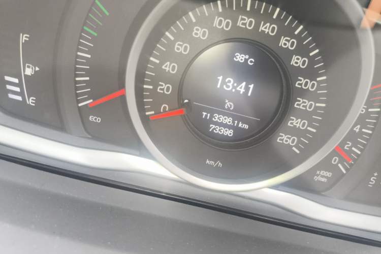 Used Volvo S60 2015 S60L 2.0T Zhiyuan Edition Odometer Close Up