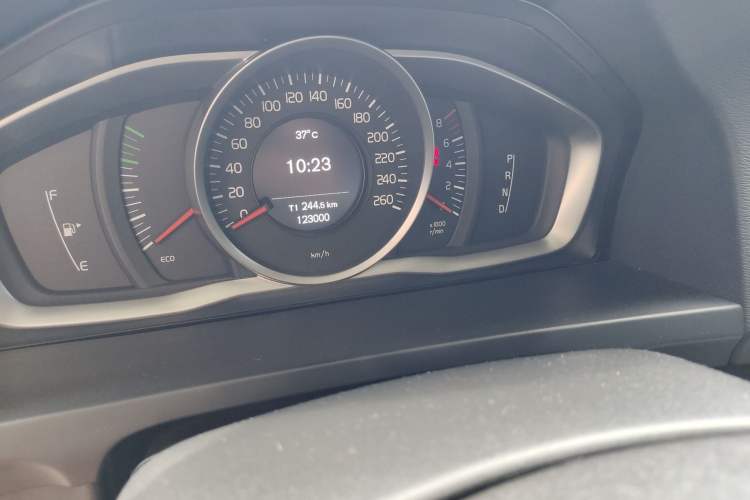 Used Volvo S60 2015 S60L 2.0T Smart Drive Edition Odometer Close Up