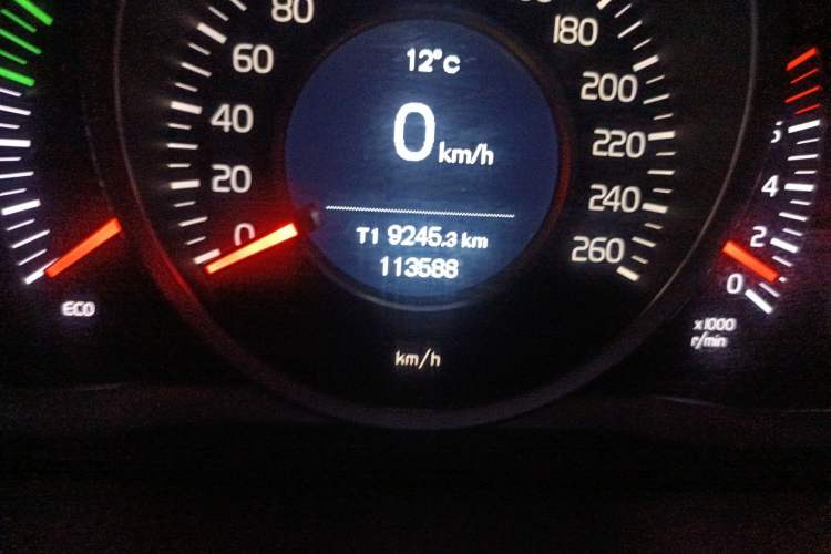 Used Volvo S60 2015 S60L 2.0T Zhiyuan Edition Odometer Close Up