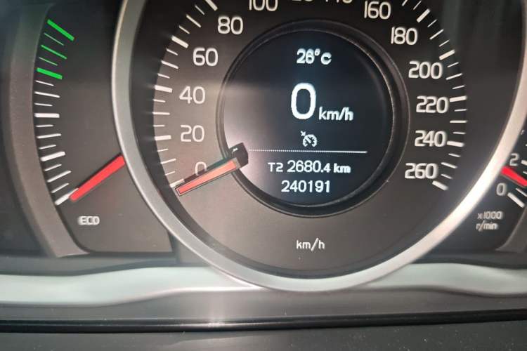 Used Volvo S60 2015 S60L 2.0T Zhiyuan Edition Odometer Close Up