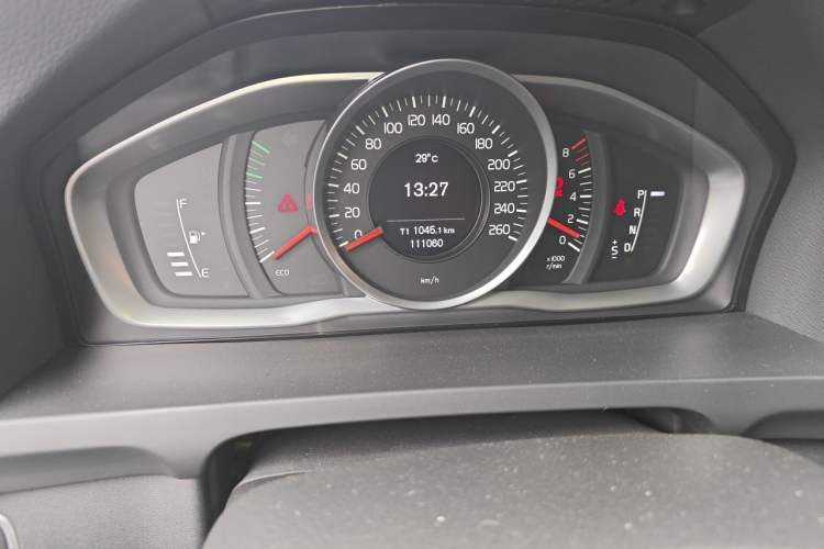 Used Volvo S60 2015 S60L 2.0T Zhiyuan Edition Odometer Close Up