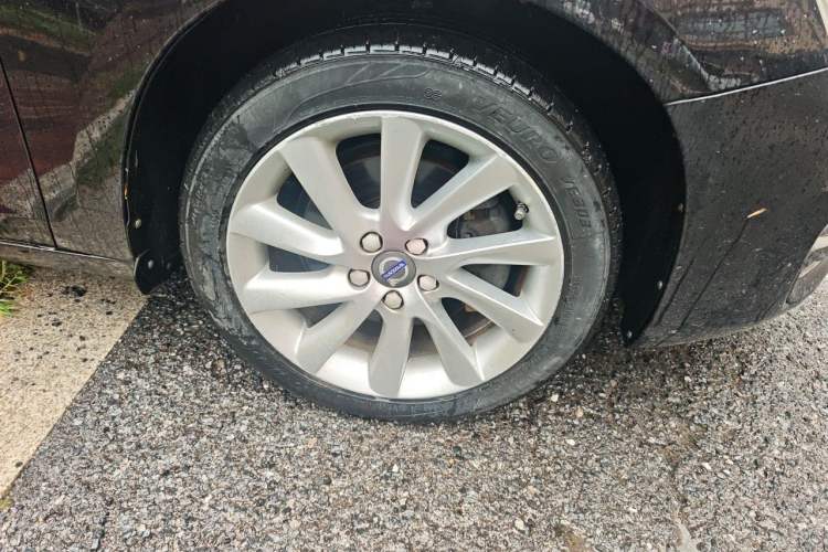 Used Volvo S60 2015 S60L 2.0T Zhiyuan Edition Right Front Wheel Hub