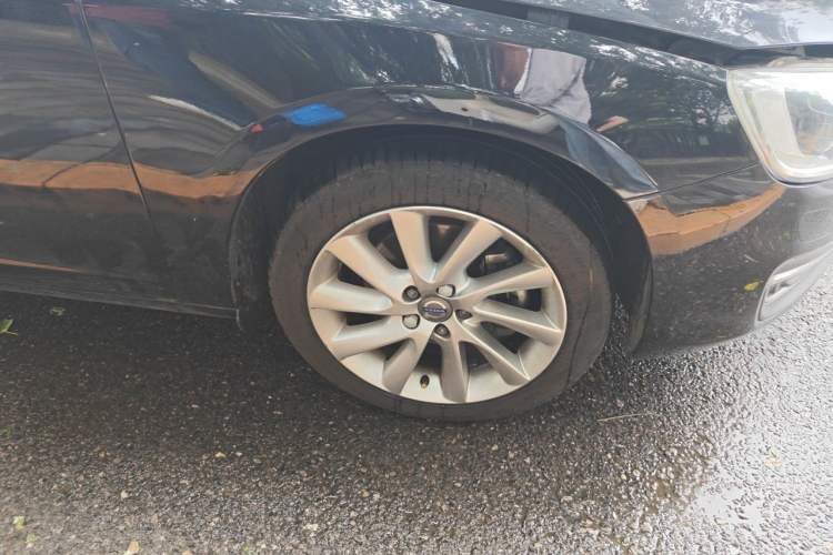 Used Volvo S60 2015 S60L 2.0T Zhiyuan Edition Right Front Wheel Hub