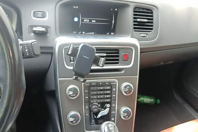 Used Volvo S60 2015 S60L T5 Intelligent Drive Edition Audio And AC Panel