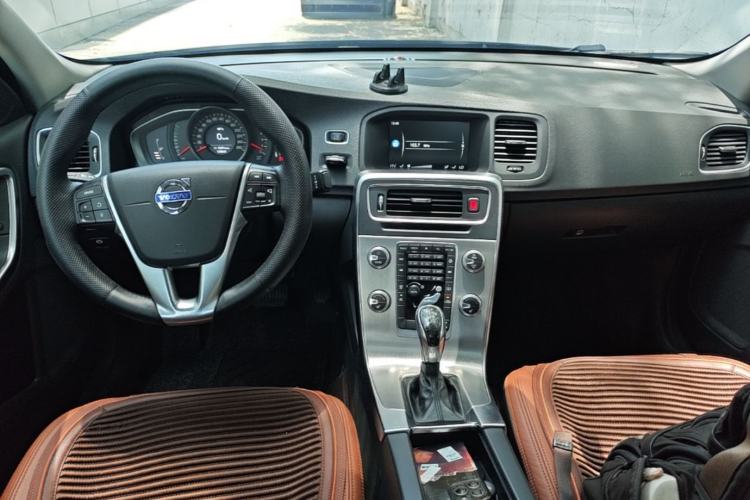Used Volvo S60 2015 S60L 2.0T Zhiyuan Edition Center Console