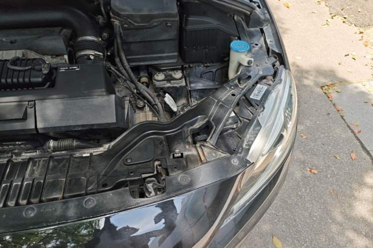 Used Volvo S60 2015 S60L 2.0T Zhiyuan Edition Engine Bay Left