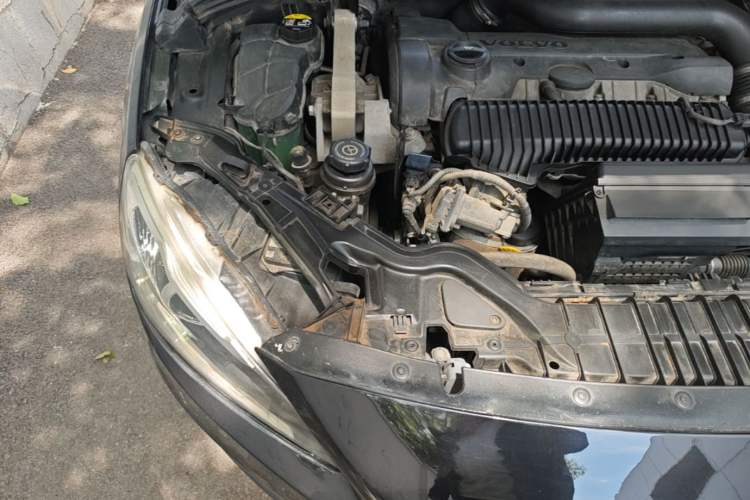 Used Volvo S60 2015 S60L 2.0T Zhiyuan Edition Engine Bay Right